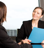 Empresaria realizando una entrevista a una aspirante