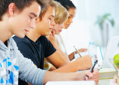 Estudiantes trabajando con sus ordenadores