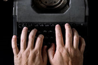 Manos mecanografiando en una m�quina de escribir