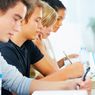 Estudiantes trabajando con sus ordenadores